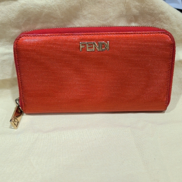 Fendi Vibrant Vintage Red Textured Wallet - Picture 2 of 16